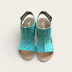 VERY G *NIB* Turquoise Isabella Tooled 2 Open-Toe Sandals Comfy Sole